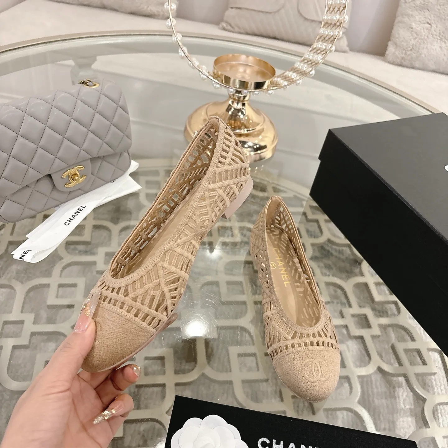 👟👟Ex-factory price 520👟👟 Chanel 25SS finally comes out with woven ballet shoes‼ ️ Shoes worthy of their own article, I have to say that they are finally waiting for you! So elegant and chill. Wear it in the summer to enjoy the breeze and walk on the street. Round square toe design. Cute and cute~ The appearance is super online. When you wear it, you will feel like a wealthy daughter. I thought it was good-looking. Only when I put it on my feet do I know how easy it is to wear~ Upper: Exclusive custom-made mesh (comfortable and breathable) Foot pad: Sheepskin Outsole: Genuine leather sole imported from Italy Size: 35-39 (customized at 40.41.42)